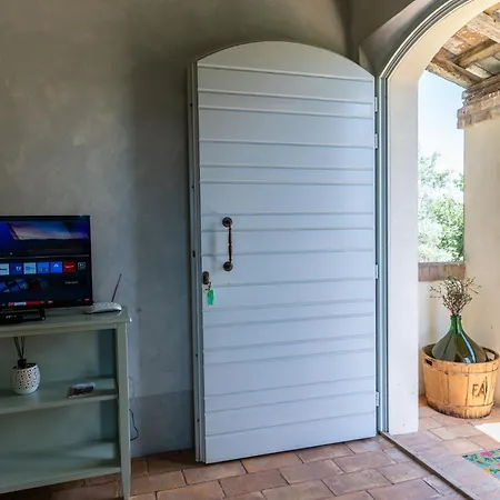 Con Piscina In Càbrandano Nelle Marche Italy Appartamento Montecalvo in Foglia
