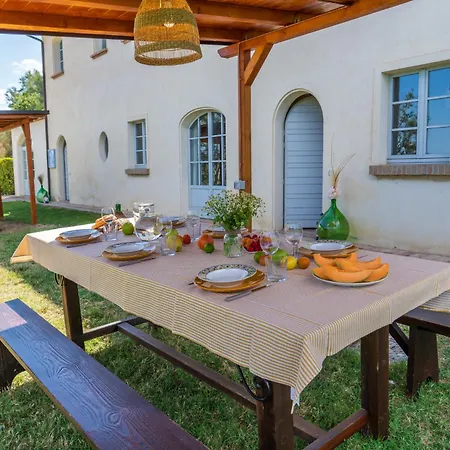 Con Piscina In Càbrandano Nelle Marche Italy Appartamento Montecalvo in Foglia
